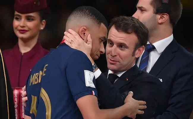 Mbapp foi consolado por Emmanuel Macron, presidente da Frana
