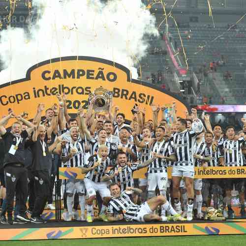 Corinthians goleia Flamengo e conquista bicampeonato da Supercopa feminina  - Superesportes