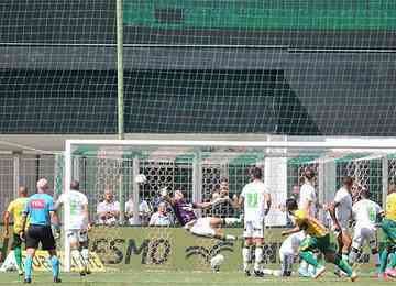 Coelho vencia por 1 a 0 até os 39 minutos do segundo tempo, mas levou empate com gol contra e a virada após cartão vermelho a Cavichioli