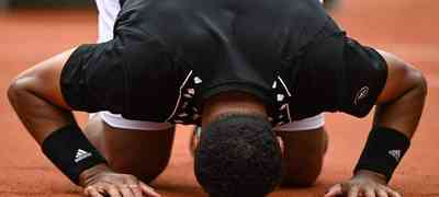 Tsonga se emociona ao encerrar a carreira após derrota em Roland Garros