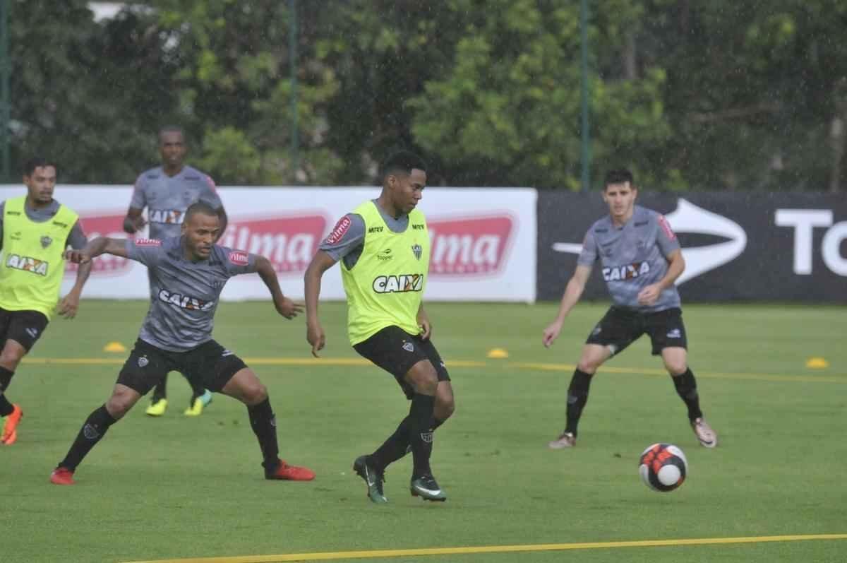 Volante Elias participou nesta quinta-feira do seu primeiro treino como jogador do Atltico. Roger Machado comandou uma atividade com bola utilizando atletas que no jogaram ou atuaram pouco diante do Cruzeiro