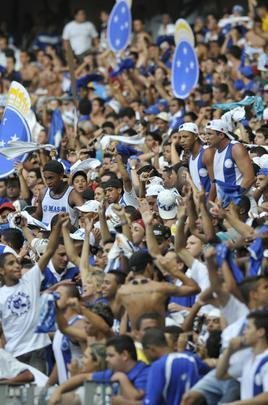 Imagens da torcida do Cruzeiro no clssico contra o Atltico