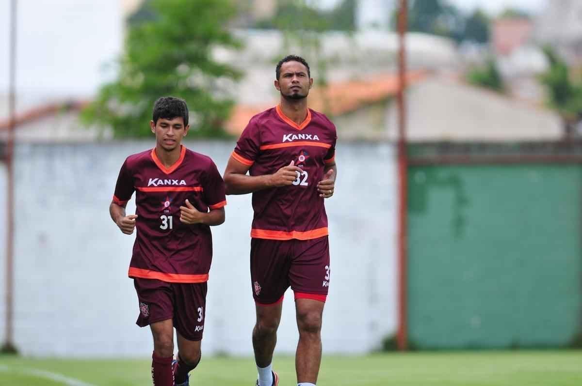 Bruno fez exerccios pela manh no CT do Boa Esporte acompanhado por um preparador fsico e foi aplaudido por curiosos que acompanharam a atividade