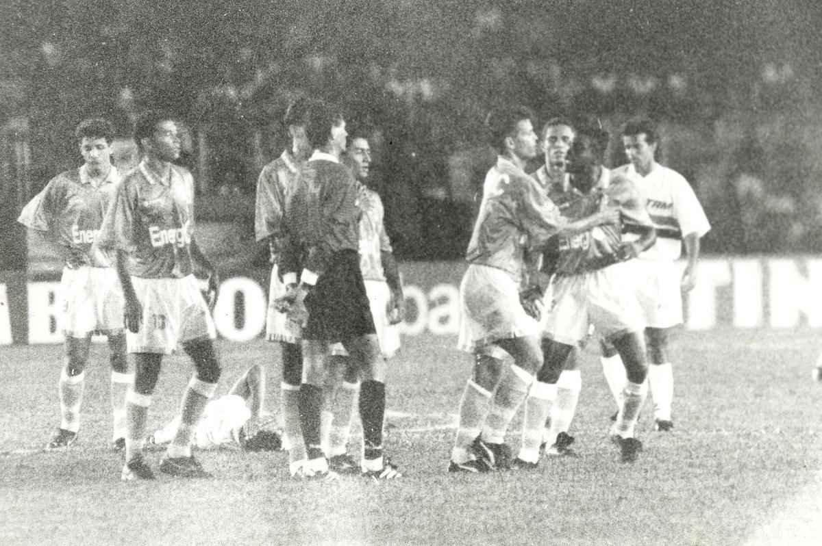 1995 - Copa Ouro - Cruzeiro foi campeo, ao vencer o So Paulo na deciso. Imagem da partida diante do So Paulo, no Mineiro, pelo primeiro jogo da final.