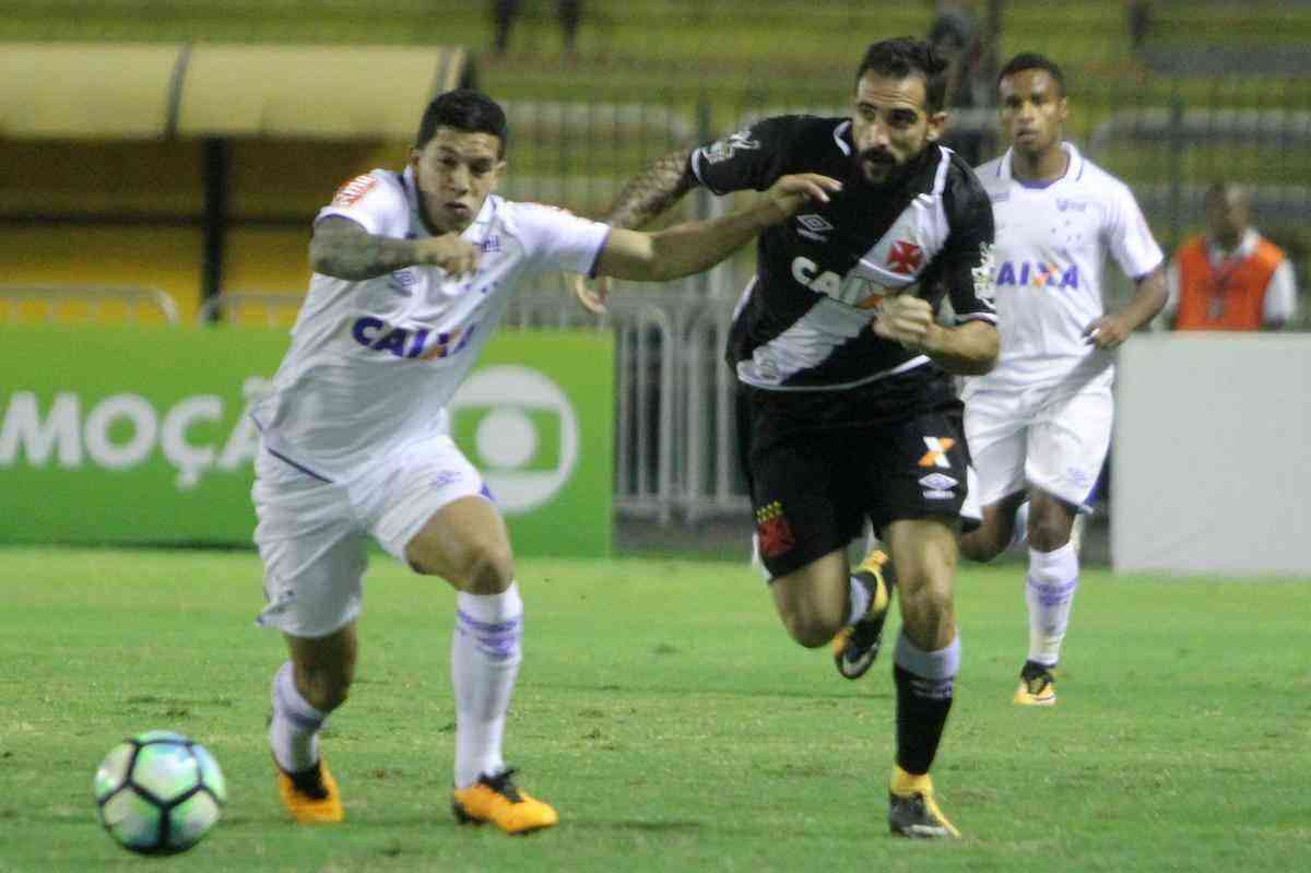Imagens do duelo entre Vasco e Cruzeiro, pela 18 rodada da Srie A, no Raulino de Oliveira