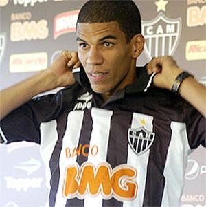 Zagueiro vestiu a camisa do Atlético pela primeira vez nesta quinta, na Cidade do Galo