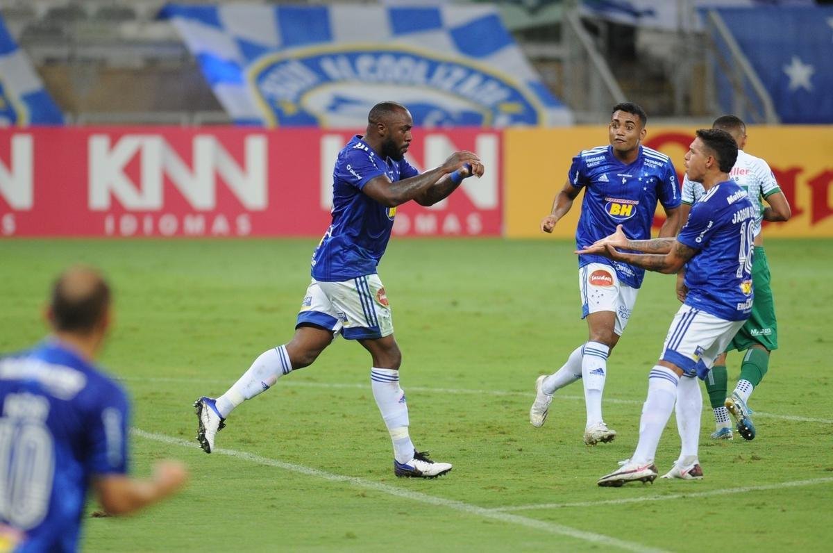 Manoel empatou para o Cruzeiro em arremate de cabea: 1 a 1