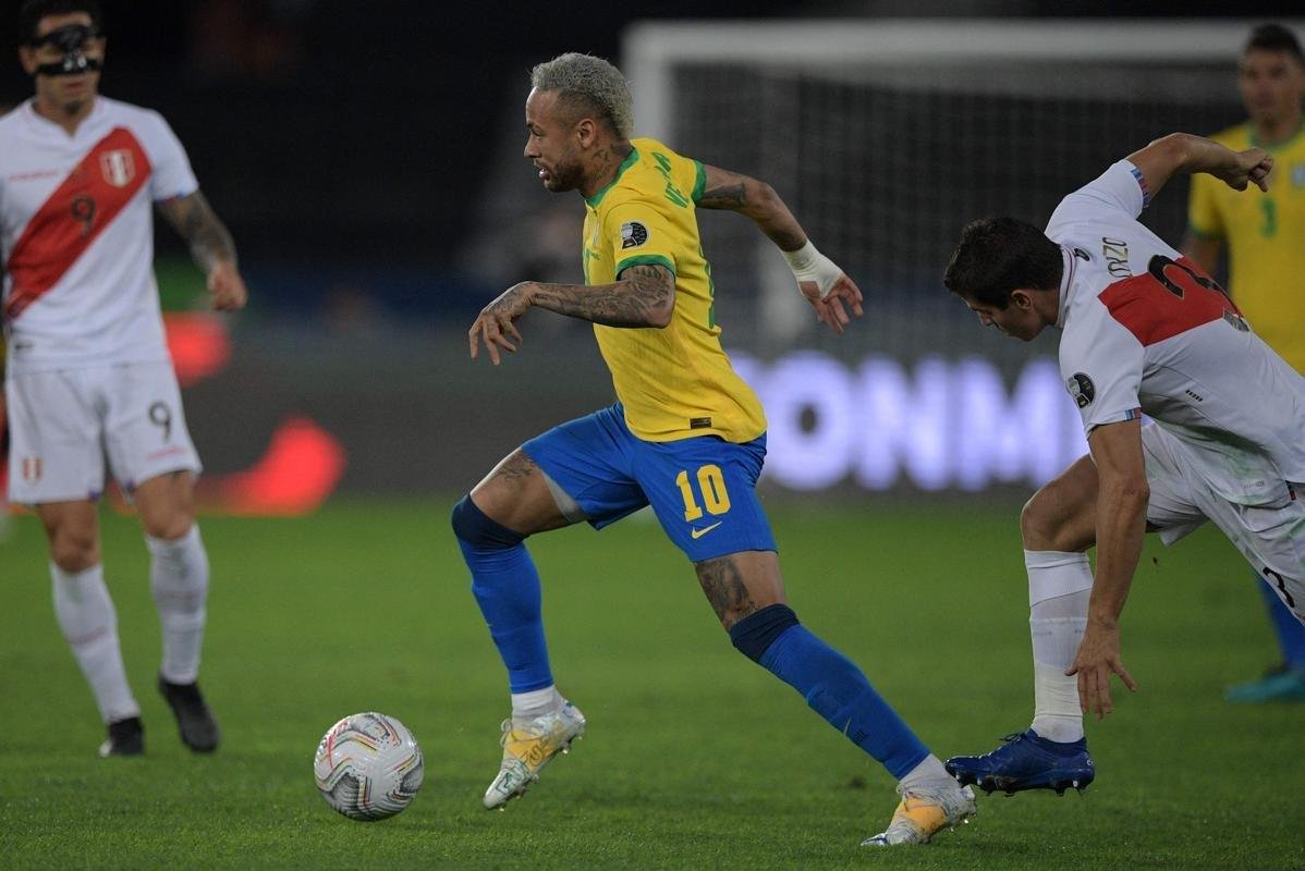 Brasil e Peru se enfrentaram no Estdio Nilton Santos, pelas semfinais da Copa Amrica 
