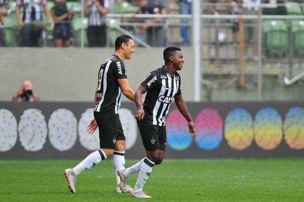 A dupla Cazares e Ricardo Oliveira vem mostrando bom entrosamento no Atltico, principalmente em 2019. O centroavante  o artilheiro do Galo na Libertadores com quatro gols, dois deles com assistncias do camisa 10. Alm de servir o companheiro, Cazares marcou um gol