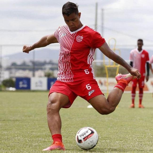 Lucas Hiplito, lateral-esquerdo (Villa Nova)