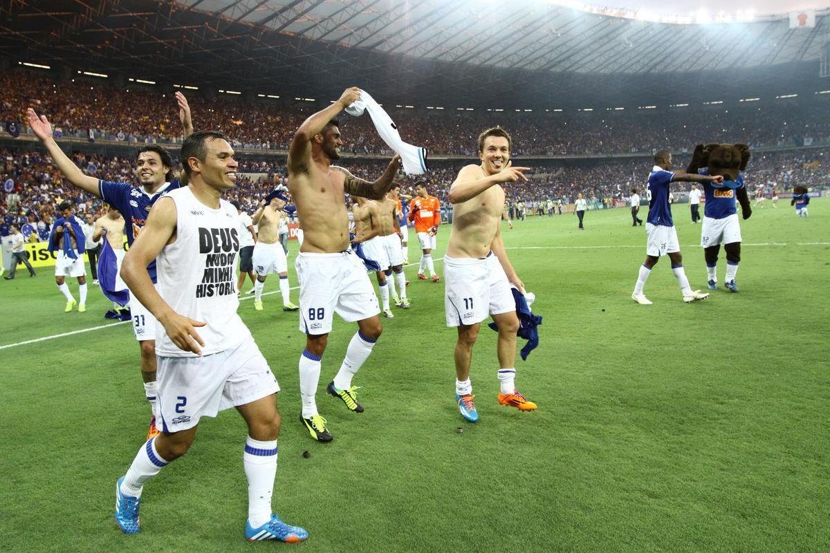 Na campanha do tricampeonato brasileiro, em 2013, o Cruzeiro venceu o Grmio por 3 a 0 (gols de Ricardo Goulart, Willian e Borges), e deu volta olmpica no Mineiro, apesar de ainda no ter conseguido a taa. Faltava uma vitria para a conquista. 