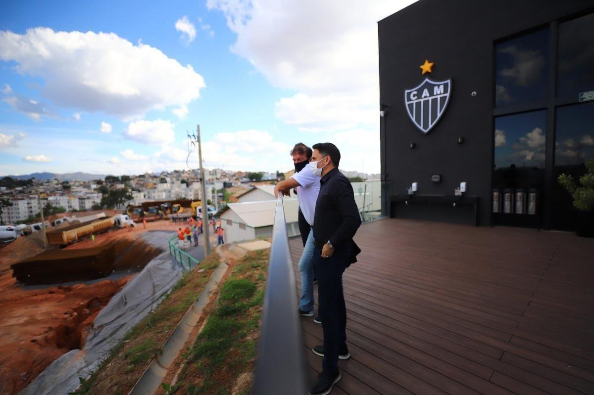 Aps comandar seu primeiro treino, Cuca foi apresentado na Arena MRV, futura casa do Atltico. O treinador de 57 anos conheceu o andamento das obras e respondeu perguntas de jornalistas no local.
