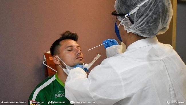 Fotos da chegada do atacante argentino Mauro Zrate a Belo Horizonte e do primeiro treinamento do jogador pelo Amrica no CT Lanna Drumond