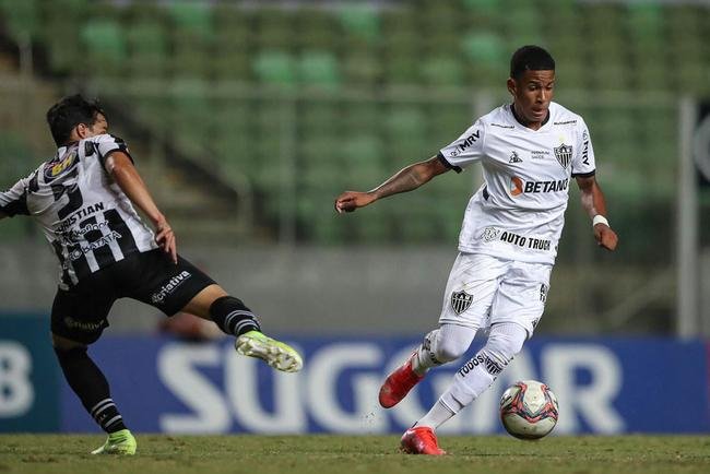 Svio - Mais uma vez, muito participativo, com dribles, muita movimentao e tentativas de cruzamentos. Pecou pelo excesso em alguns lances, mas conseguiu deixar boa impresso.