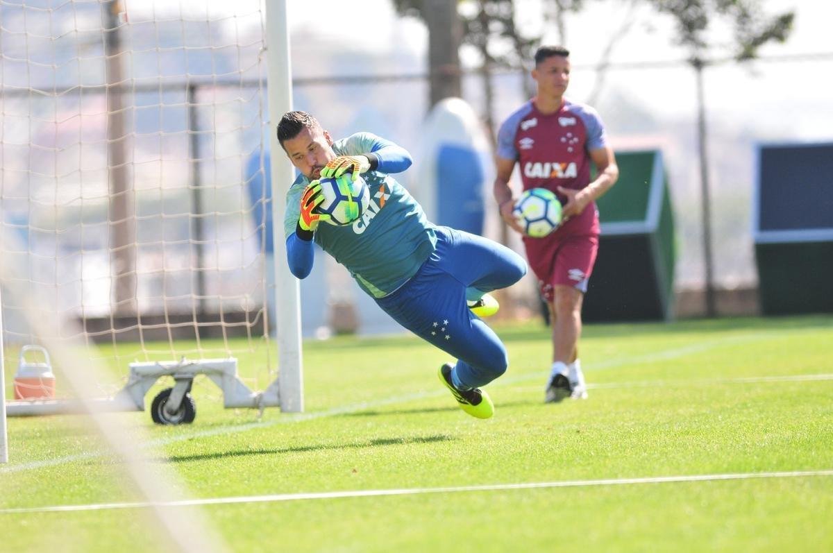 Imagens do treino do Cruzeiro com a presena do presidente Wagner Pires de S