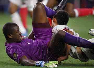 Lozano bateu a cabeça no joelho do goleiro de Tinidad e Tobago, em partida válida pela Copa Ouro