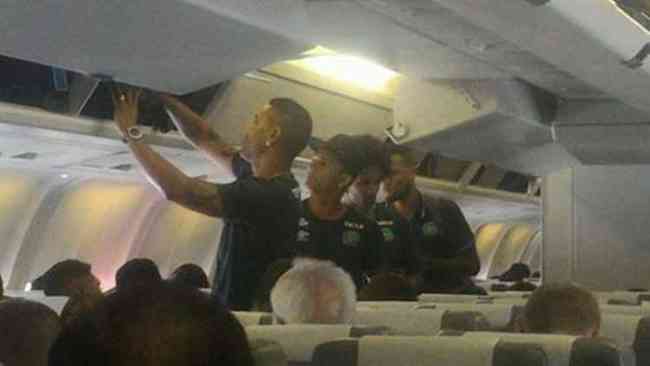 Foto tirada pelo jornalista Rafael Henze dentro do avio que caiu