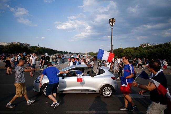 Torcedores franceses tomaram principais pontos tur�sticos e avenidas de Paris para celebrar o bi mundial