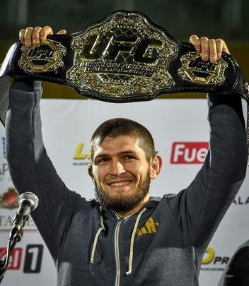 Khabib Nurmagomedov  festejado por multido de fs no estdio do Anzhi, no Daguesto 