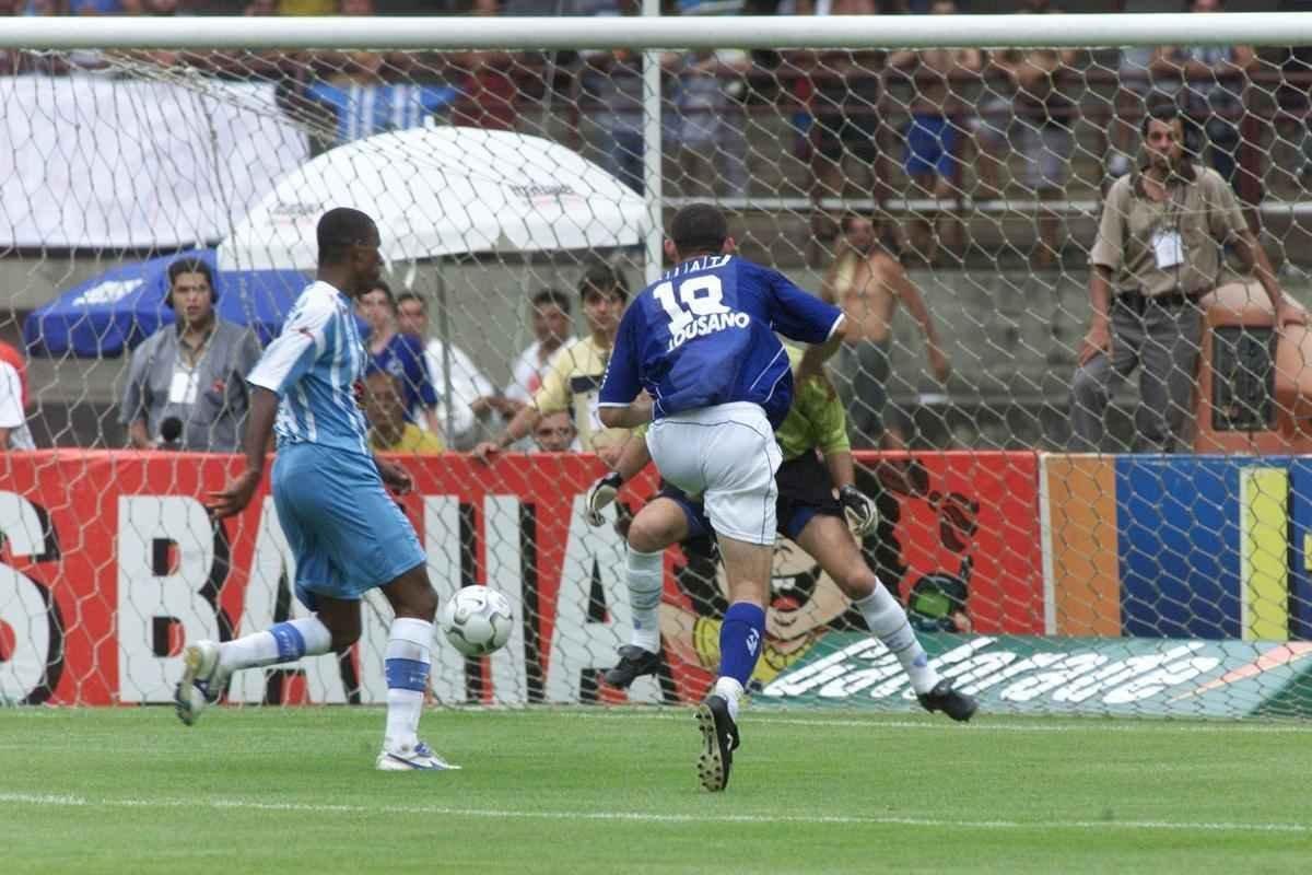 Em 30 de novembro de 2003, Cruzeiro derrotou o Paysandu por 2 a 1, no Mineiro, pela 44 rodada, e confirmou o ttulo brasileiro de forma antecipada. Zinho, no primeiro tempo, e Mota, no segundo, marcaram os gols celestes. Aldrovani descontou para o Papo. Depois do apito final, uma grande festa tomou conta do gramado e das arquibancadas. 