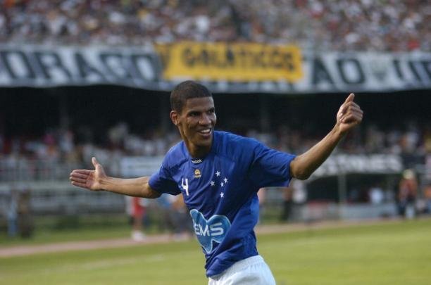 Leonardo Silva, zagueiro (2010): o defensor chegou ao Cruzeiro em 2009, chegou a ser capitão da equipe, mas se lesionou e passou por boa parte da temporada no departamento médico. Quando se recuperou, dificultou a renovação com o clube e acabou gerando ira da diretoria, que desistiu do novo vínculo. Dias depois, Leonardo Silva acertou com o Atlético em negociação conduzida por Eduardo Maluf.