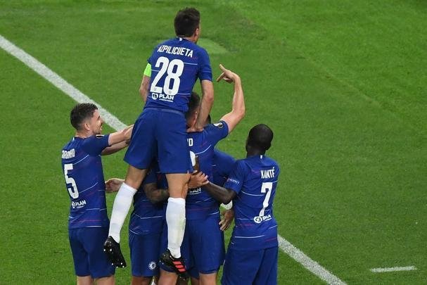 Com direito a um show de Hazard no segundo tempo, quando o craque belga marcou dois gols e ainda deu assistncia para Pedro balanar as redes, o Chelsea goleou o Arsenal por 4 a 1, nesta quarta-feira, no estdio Olmpico de Baku, no Azerbaijo, e conquistou o seu segundo ttulo da Liga Europa