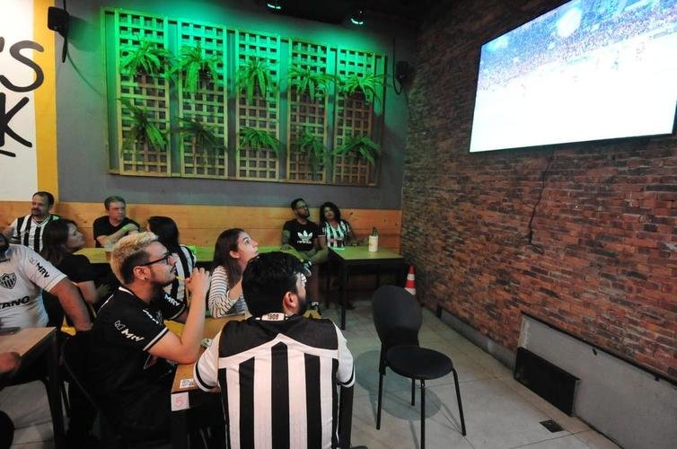 Atleticanos acompanharam Flamengo 2x1 Ceará nos bares de Belo Horizonte, na expectativa de comemorar o título antecipado do Campeonato Brasileiro. No entanto, o rival carioca venceu o time nordestino e adiou a festa atleticana.