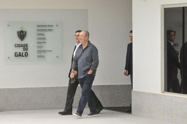 Levir Culpi foi apresentado pela diretoria na Cidade do Galo, enquanto os jogadores treinavam