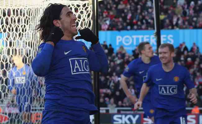 Tevez comemora gol enquanto atuava pelo Manchester United