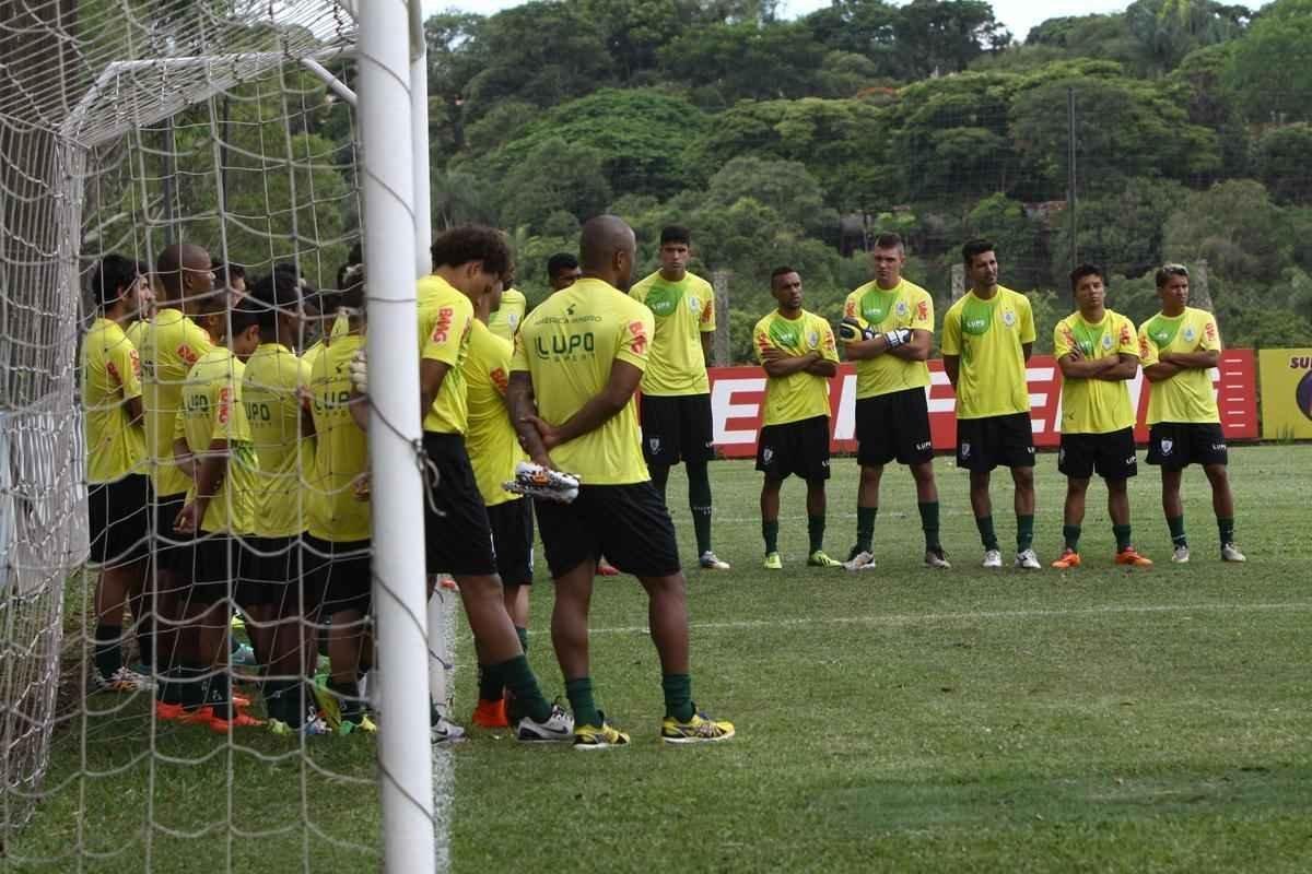 O elenco do Amrica se reapresentou para a temporada 2015 na tarde desta segunda-feira, no CT Lanna Drumond. Depois de reunio com integrantes do conselho de administrao, os jogadores foram para um campo secundrio, onde realizaram o primeiro trabalho com bola. O gramado principal passa por reformas.