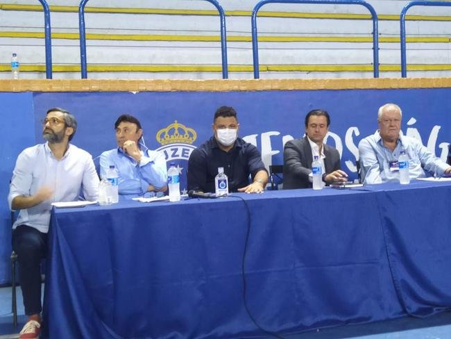 Ronaldo compareceu  votao da venda da SAF do Cruzeiro no Barro Preto e foi muito assediado por conselheiros do clube