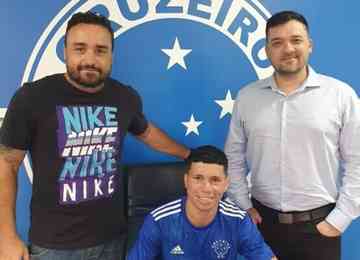 Jogador, nascido em 21 de setembro de 2004, estava no Inter de Minas e assinou contrato com o clube celeste nesta quarta-feira (8)