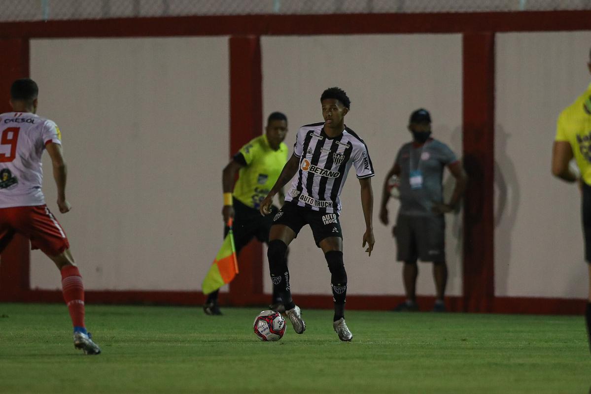 Tombense e Atlético se enfrentaram nesta quinta-feira (4), em partida válida pela 2ª rodada do Campeonato Mineiro. O confronto foi realizado no Estádio Antônio Guimarães de Almeida, em Tombos. No primeiro tempo, uma queda de energia paralisou a partida por cerca de 20 minutos.