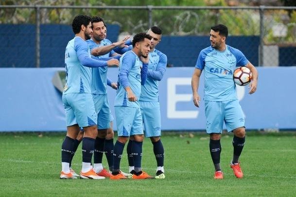 Cruzeiro treinou na tarde desta segunda-feira, na Toca da Raposa II, e embarcou para Buenos Aires horas depois. Na quarta, time enfrenta o Boca Juniors, na Bombonera, pela Copa Libertadores. O meia Arrascaeta, com dores na coxa esquerda, no viajou com a delegao. Tambm ficaram em Belo Horizonte o meia Mancuello e o atacante Sass.