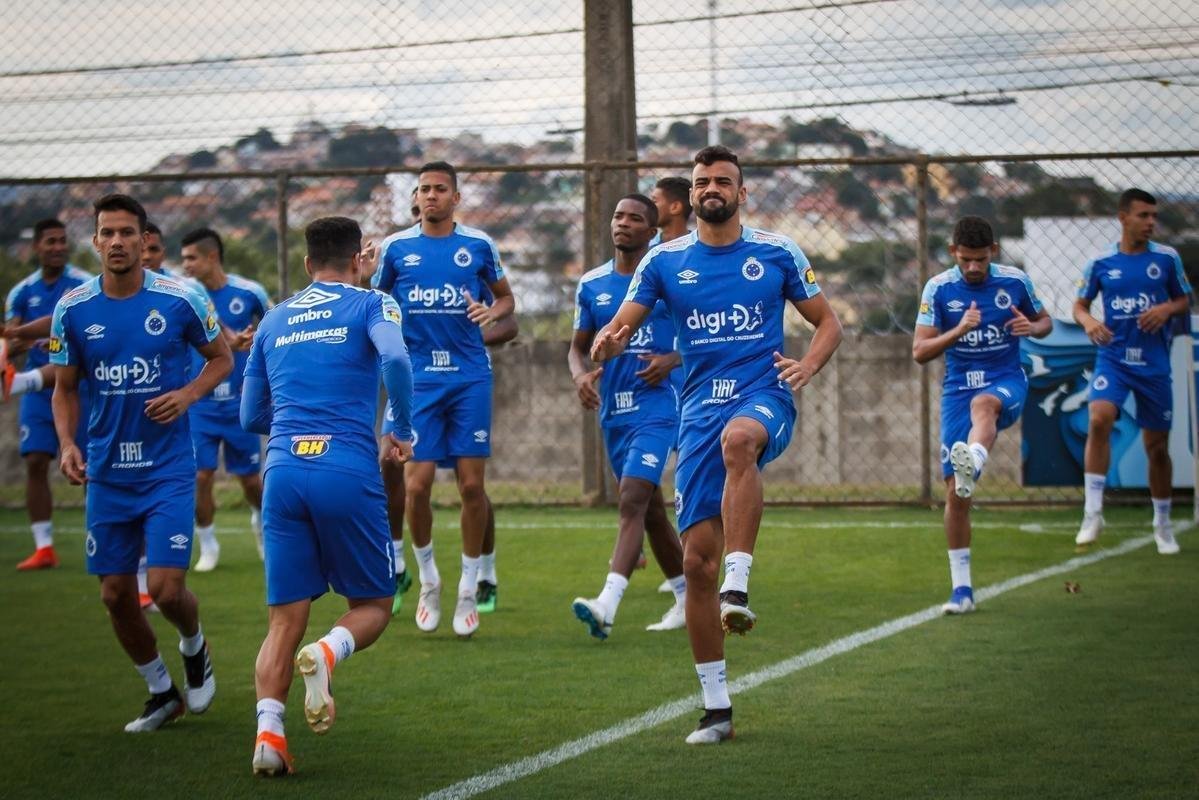 A comisso tcnica do Cruzeiro permitiu que a imprensa acompanhasse somente o comeo das atividades desta quinta-feira, na Toca da Raposa 2. Em campo, foi possvel ver o meia Rodriguinho, que segue programao especial de exerccios elaborada pelos profissionais do clube. O time se prepara para o jogo-treino de segunda-feira, contra o Amrica, que servir de teste visando  retomada das competies. No coletivo de tera-feira, a escalao teve Fbio; Lucas Romero, Ded, Leo e Egdio; Henrique e Jadson; Marquinhos Gabriel, Thiago Neves e David; Fred. Vale ressaltar que o meia Robinho havia sido poupado desse trabalho.
