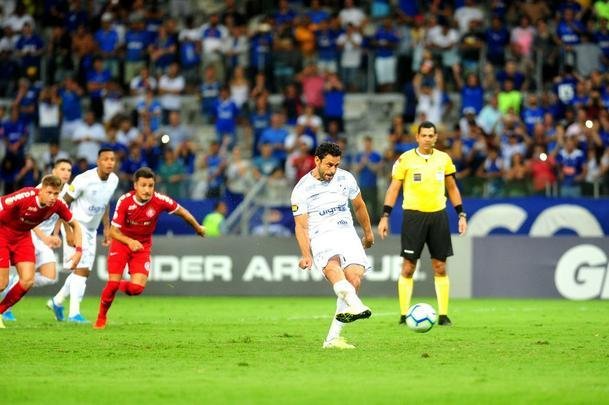 Cruzeiro e Internacional ficaram no empate em jogo com interveno do VAR