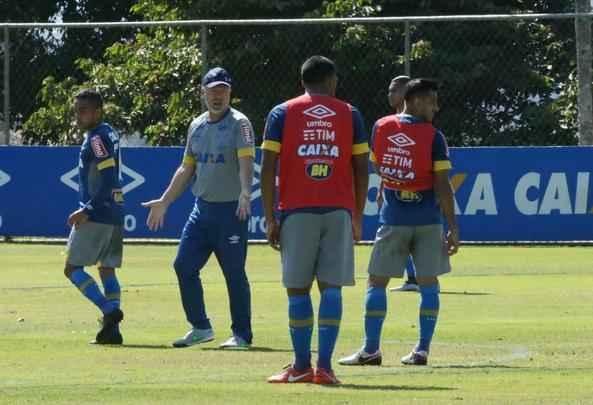 Mano Menezes comandou treino tático em seu segundo dia no retorno ao Cruzeiro