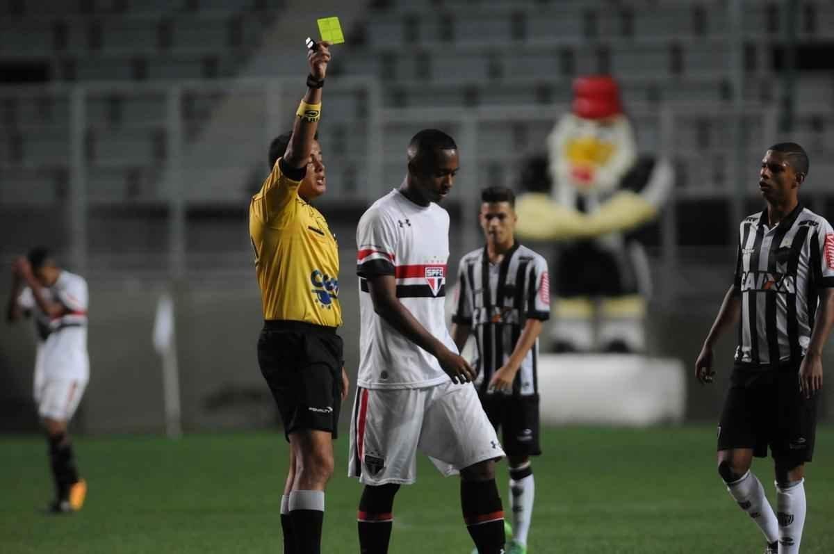 Galinho  goleado pelo So Paulo por 4 a 1, no Independncia, nas semifinais da Taa BH Sub-17