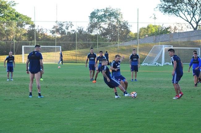 Elenco da Universidad de Chile treinou nesta tera-feira  tarde na Cidade do Galo, em Vespasiano. Time chileno se prepara para enfrentar o Cruzeiro na quinta, s 19h15, no Mineiro, pela Copa Libertadores. Tcnico Angel Guillermo Hoyos ter retornos do zagueiro Jara e do lateral-esquerdo Beausejour