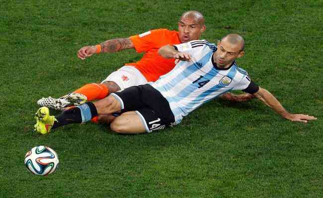 Disputa de bola em Holanda x Argentina na semifinal da Copa de 2014, disputada no Brasil