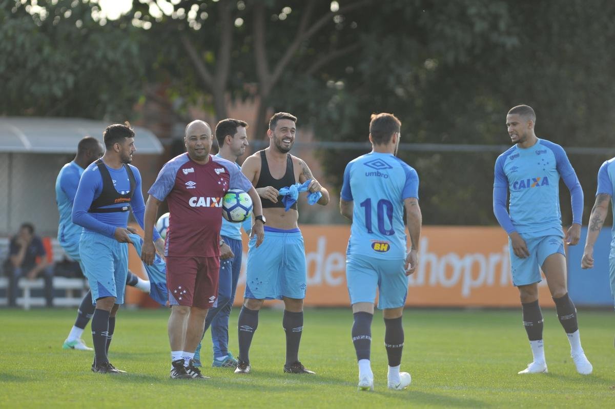 Fotos do atacante Barcos sendo batizado pelos jogadores do Cruzeiro