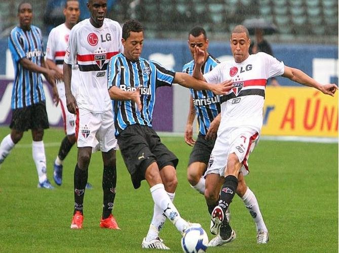 Campeonato Brasileiro de 2008 - No houve um confronto direto nesta edio do Brasileiro. O jogo entre campeo (So Paulo) e vice (Grmio) aconteceu na abertura do returno, com triunfo do time gacho. Na poca, o time paulista era o 5 colocado e arrancou rumo ao ttulo nas rodadas finais.