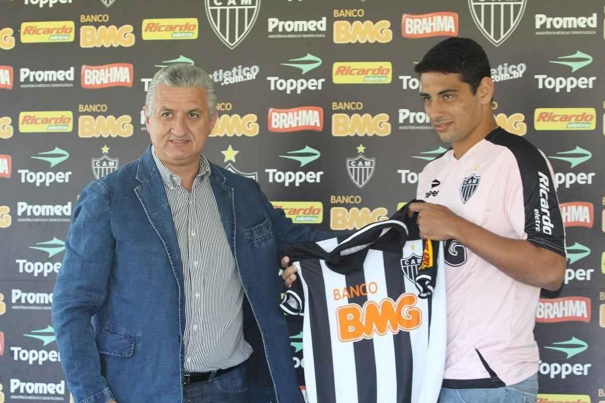 02/07/2010 O diretor de futebol Eduardo Maluf e o novo jogador de futebol do Atltico, Diego Souza, no Centro de Treinamento (Cidade do Galo), em Vespasiano na Regio Metropolitana de Belo Horizonte