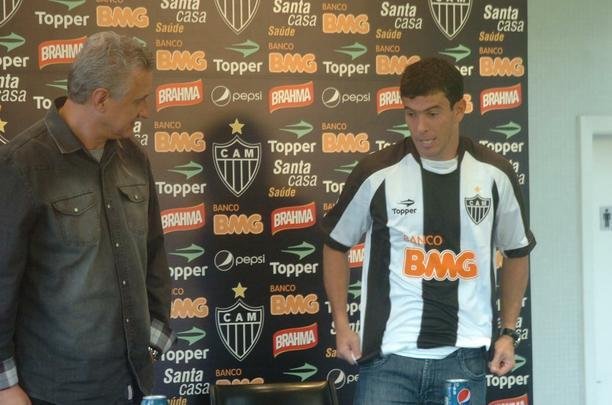 Ao fim da temporada 2011, o Atlético comprou 30% dos direitos de Leandro Donizete e repassou Renan Oliveira ao Coritiba na negociação. O volante chegou ao Galo sob desconfiança da torcida, mas com a confiança de Cuca. Ele foi titular absoluto e participou da conquista de grandes títulos do Atlético, como a Copa Libertadores de 2013 e a Copa do Brasil de 2014. O 'General', como foi apelidado pela torcida, fez 231 partidas pelo Galo e marcou quatro gols.