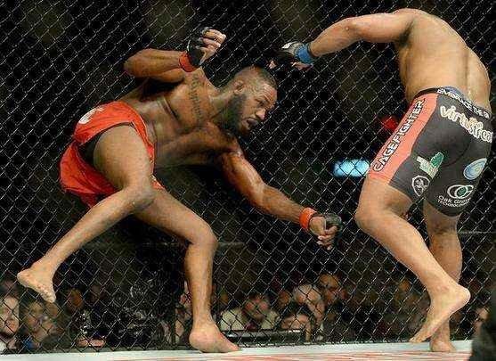 Jon Jones (bermuda vermelha) venceu Daniel Cormier por decisão unânime e manteve o cinturão