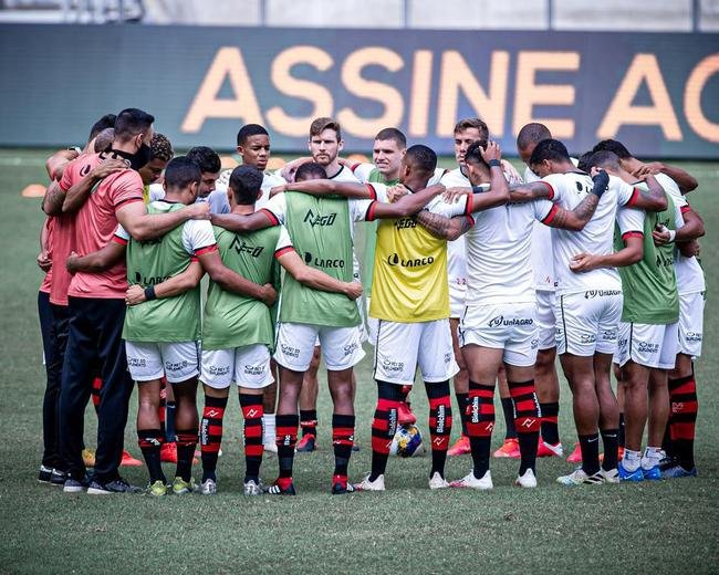 Vit�ria - 5� lugar do Campeonato Baiano (9 jogos, 2 vit�rias, 5 empates e 2 derrotas - 40,74% de aproveitamento)