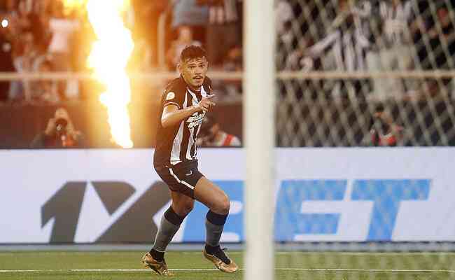Tiquinho Soares comemora gol marcado contra o Corinthians