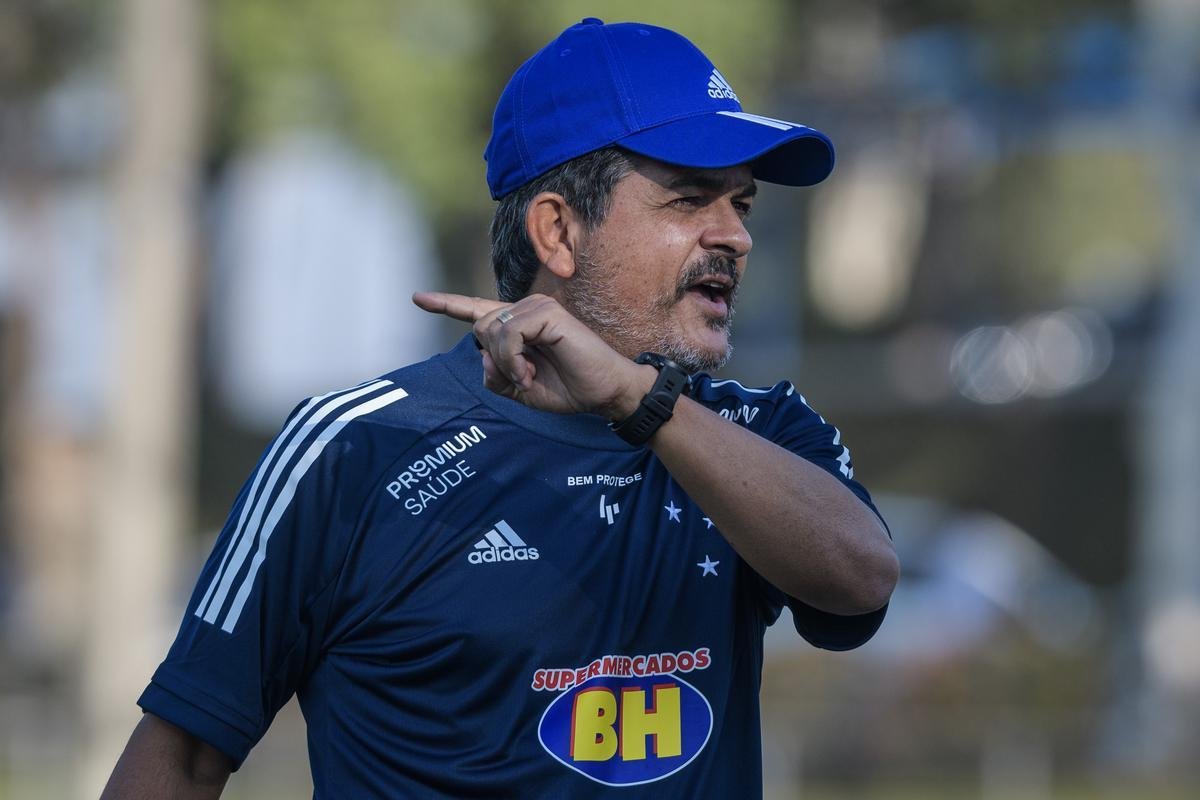Fotos do primeiro treino do Cruzeiro, na Toca da Raposa II, sob o comando de Ney Franco. Treinador de 54 anos foi oficializado nesta quarta-feira