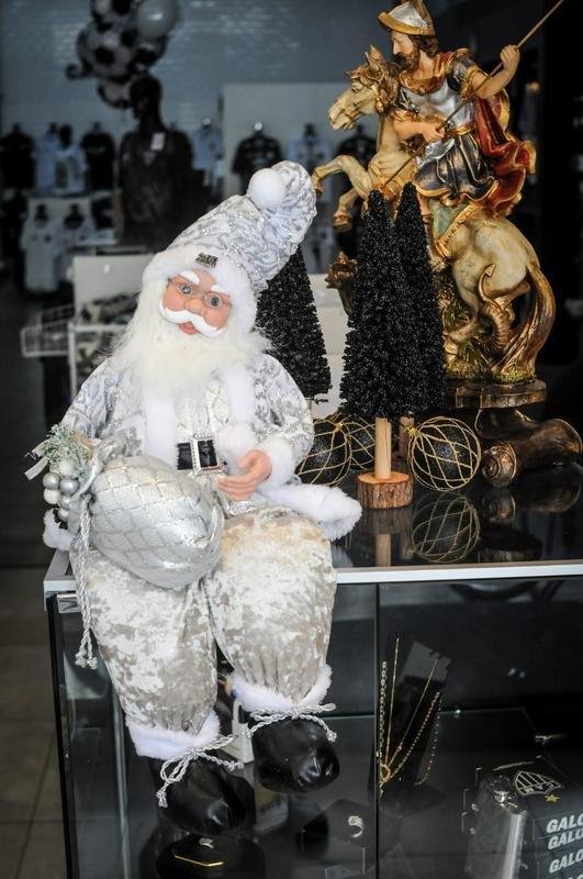 Na Loja do Galo no Bairro de Lourdes, o Papai Noel vestindo as cores alvinegras serve s de decorao, mas j houve torcedores querendo compr-lo