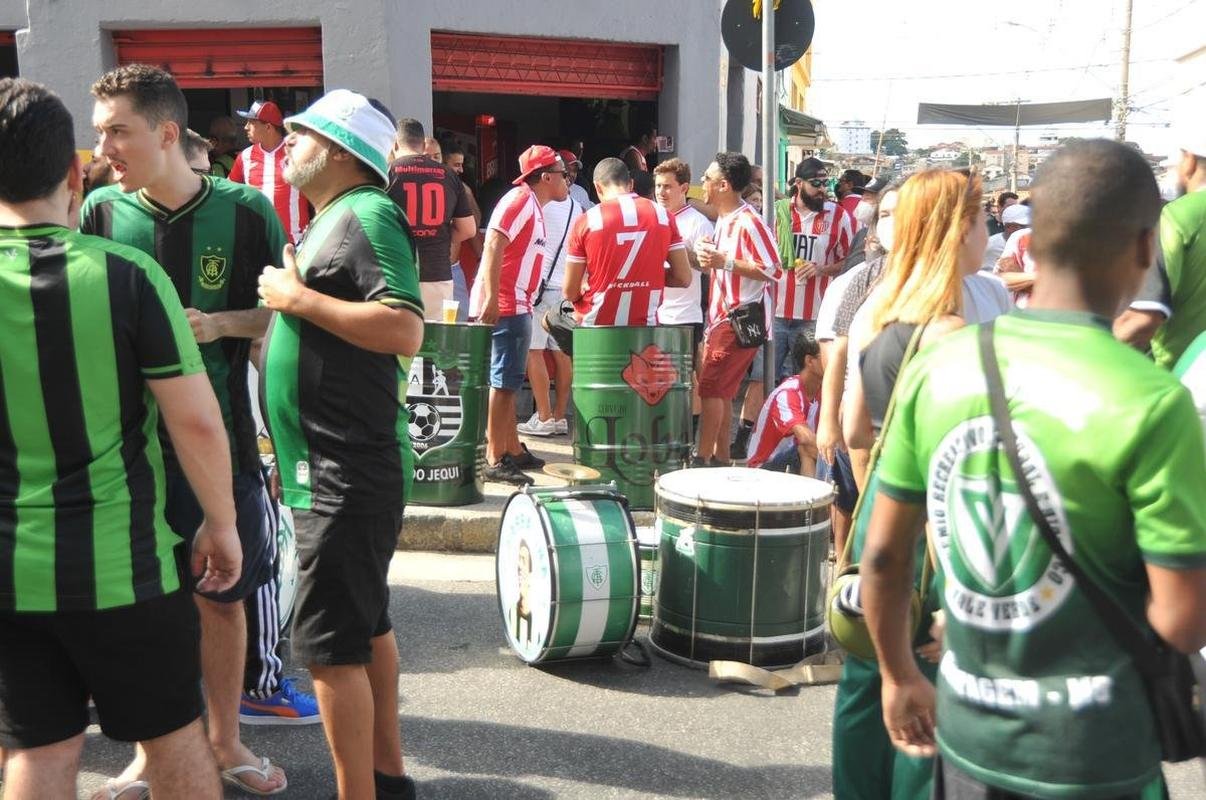 Torcedores de Amrica e Villa Nova confraternizaram nas ruas do entorno do Independncia, em BH, antes do duelo pela 9 rodada do Mineiro